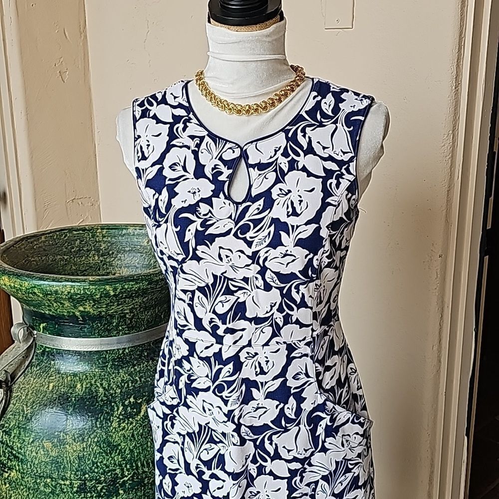 Tropical print sleeveless dress featuring two pockets by Lands End size 6